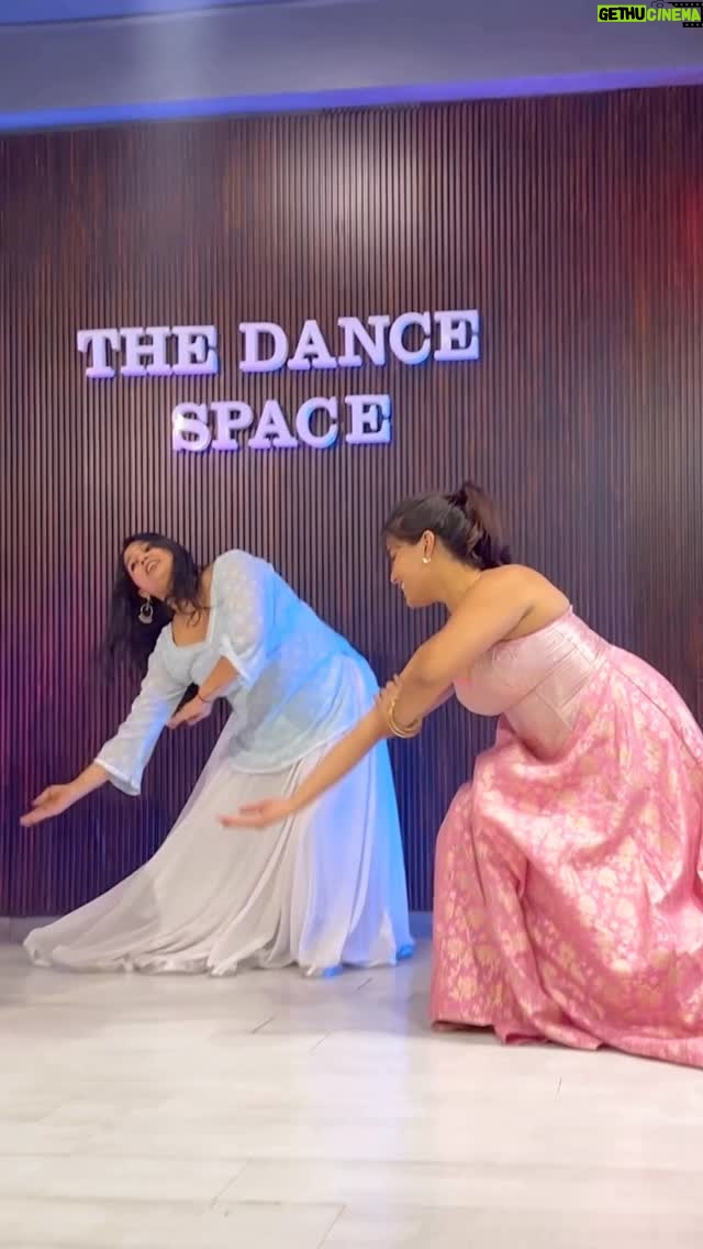 Divyanshi Jaiswal - 1.7K Likes - Tumhari ladki ne pehali baar puri choreography workshop mein hi sikh li😎
Thanks to @anuradhajha_ 🥹🫂
.
.
.
.
.
.
#reelsinstagram #afreenafreen #dancechoreography #anuradhajhachoreography