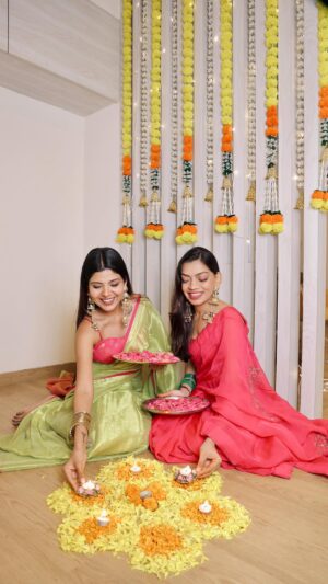 Dixita Patel Instagram - Diwali pe ye wale poses toh bante hain na š¤ā¤ļø
#tyohaaraayehain episode 25 ā¤ļø
#poseideas #posingforthecamera #posingtips #diwaliphotography #diwalipost #diwaliphotoshootššš¬ #diwaliphotoshoot