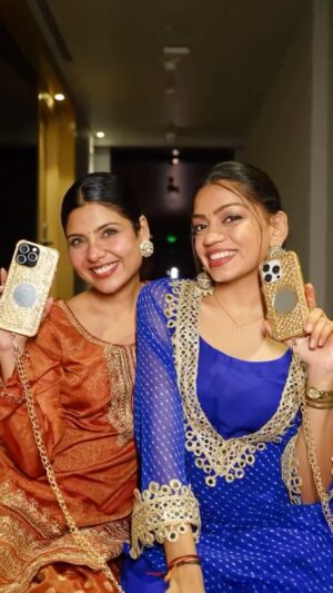 Dixita Patel Instagram - Rate this out of 10 šš¤³šš§æāØ
.
.
First, sketched the design using a marker, then outlined it carefully and let it dry for about 3ā4 hours. To give it a festive touch, added a golden spray, enhanced the detailing with Kundan beads, and finally attached a chain to make it hands-free and elegant. āØ
.
.
#diy #phone #phonecover #cover #handsfree #kundan #soray #festive #diwali #desi #diwaligiftideas #diwali2025 #fashion #phonesling #sling #reels #reel #trending