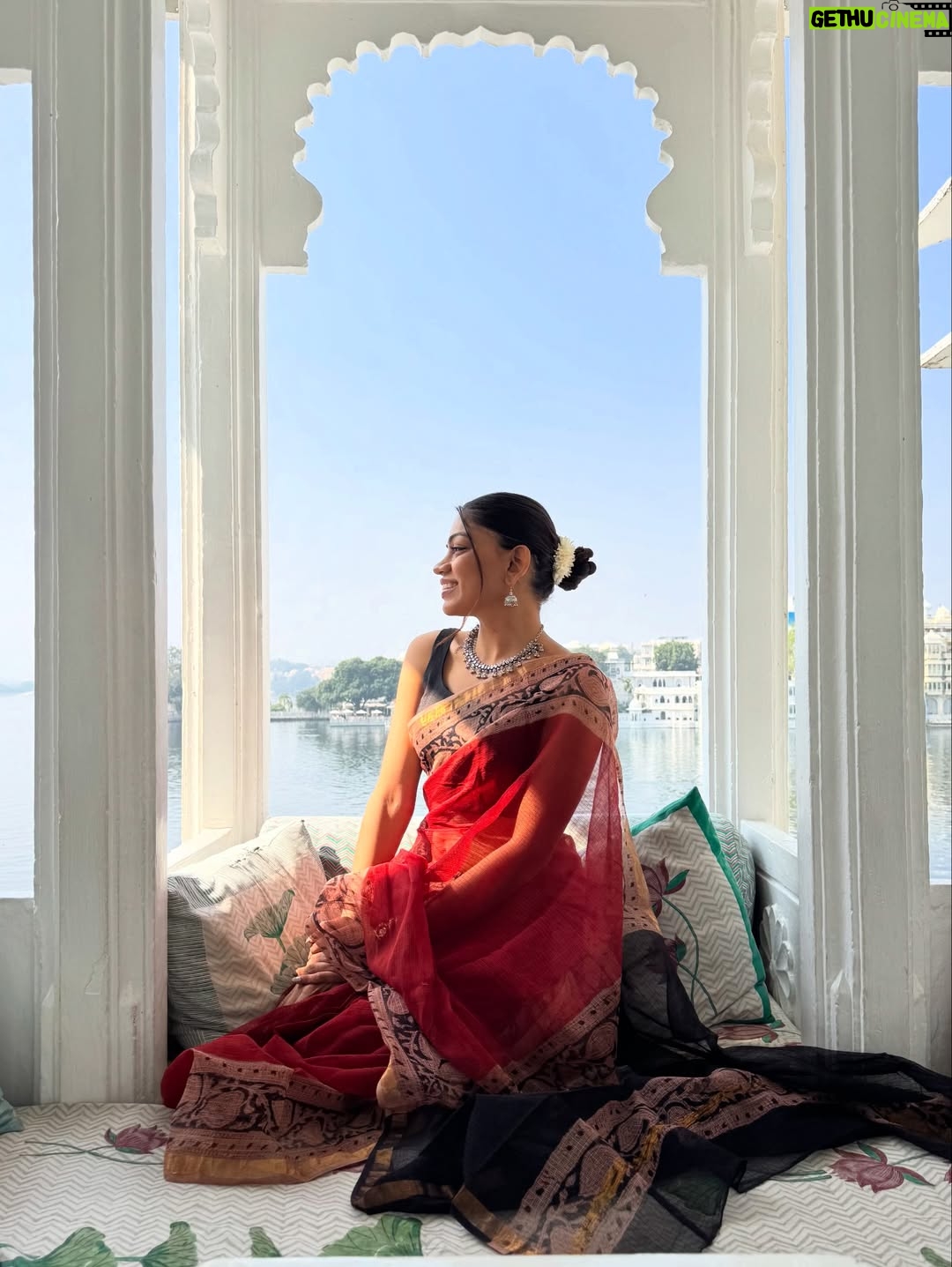 Dixita Patel - 9.8K Likes - 🤌🏻❤️✨🧿
.
.
.
Saree - @gehen_saree 
.
#couple #couplephotoshoot #udaipur #travel #couples