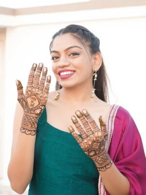 Dixita Patel Instagram - All set for BHAI KI SHAADI š§æā¤ļøāØ
.
.
Mehendi - @_mehendibyaarti
Suit - @labelratan š
Earrings - @alittleextra.co.in
.
.
.
#bhaikishaadi #shaadi #mehendi #mehendiart #mehendidesign #bhaibehen #shaadiseason #shaadimagic #mehendioutfit