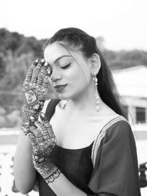 Dixita Patel Instagram - All set for BHAI KI SHAADI š§æā¤ļøāØ
.
.
Mehendi - @_mehendibyaarti
Suit - @labelratan š
Earrings - @alittleextra.co.in
.
.
.
#bhaikishaadi #shaadi #mehendi #mehendiart #mehendidesign #bhaibehen #shaadiseason #shaadimagic #mehendioutfit