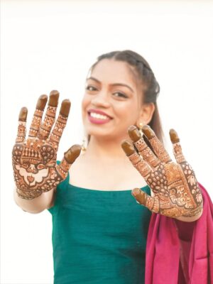 Dixita Patel Instagram - All set for BHAI KI SHAADI š§æā¤ļøāØ
.
.
Mehendi - @_mehendibyaarti
Suit - @labelratan š
Earrings - @alittleextra.co.in
.
.
.
#bhaikishaadi #shaadi #mehendi #mehendiart #mehendidesign #bhaibehen #shaadiseason #shaadimagic #mehendioutfit