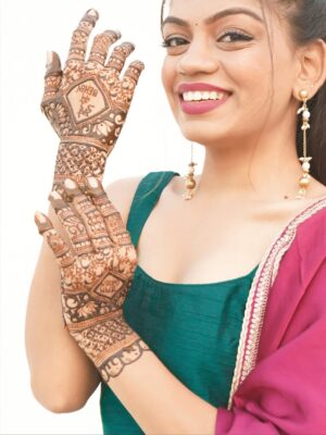 Dixita Patel Instagram - All set for BHAI KI SHAADI š§æā¤ļøāØ
.
.
Mehendi - @_mehendibyaarti
Suit - @labelratan š
Earrings - @alittleextra.co.in
.
.
.
#bhaikishaadi #shaadi #mehendi #mehendiart #mehendidesign #bhaibehen #shaadiseason #shaadimagic #mehendioutfit