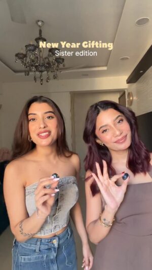 Doll Daundkar Instagram - Exciting gift exchange with Sister🤭💗