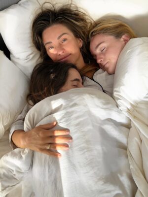 Dominika Paleta Instagram - Celebrando la vida ⦠agradeciendo cada momento, cada abrazo, cada arruga que hoy refleja quien soy ⦠feliz cumpleaƱos a mi šš» que la vida me de muchos mĆ”s amaneceres y abrazos , viajes y aprendizajes. Hoy mi Ć©xito y fortuna la mido en amores, salud y paz. š¦ inhalo y exhalo ⨠viva la vida š„