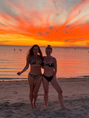 Dominika Paleta Instagram - Les deseo un aƱo de crecimiento , transformación, y conexión. Por mas atardeceres brindando juntas, caminatas al amanecer. Por las conversaciones largas, risas , amores, comidas lentas, saltos cuĆ”nticos y pies en la tierra. MĆ”s amor y menos miedo. Eso nos deseo a todos los seres humanos ⦠buscar mas adentro que afuera. Y dar abrazos sin medir el tiempo. Recibo este aƱo confiando en la magia , con mis amores cerca y el corazón abierto. š Feliz 2026 ⨠agradecida de estar en este paraĆso que es La Paz. @hotelindigolapaz @puertacortesresort @golapaz š³ āļø š“š