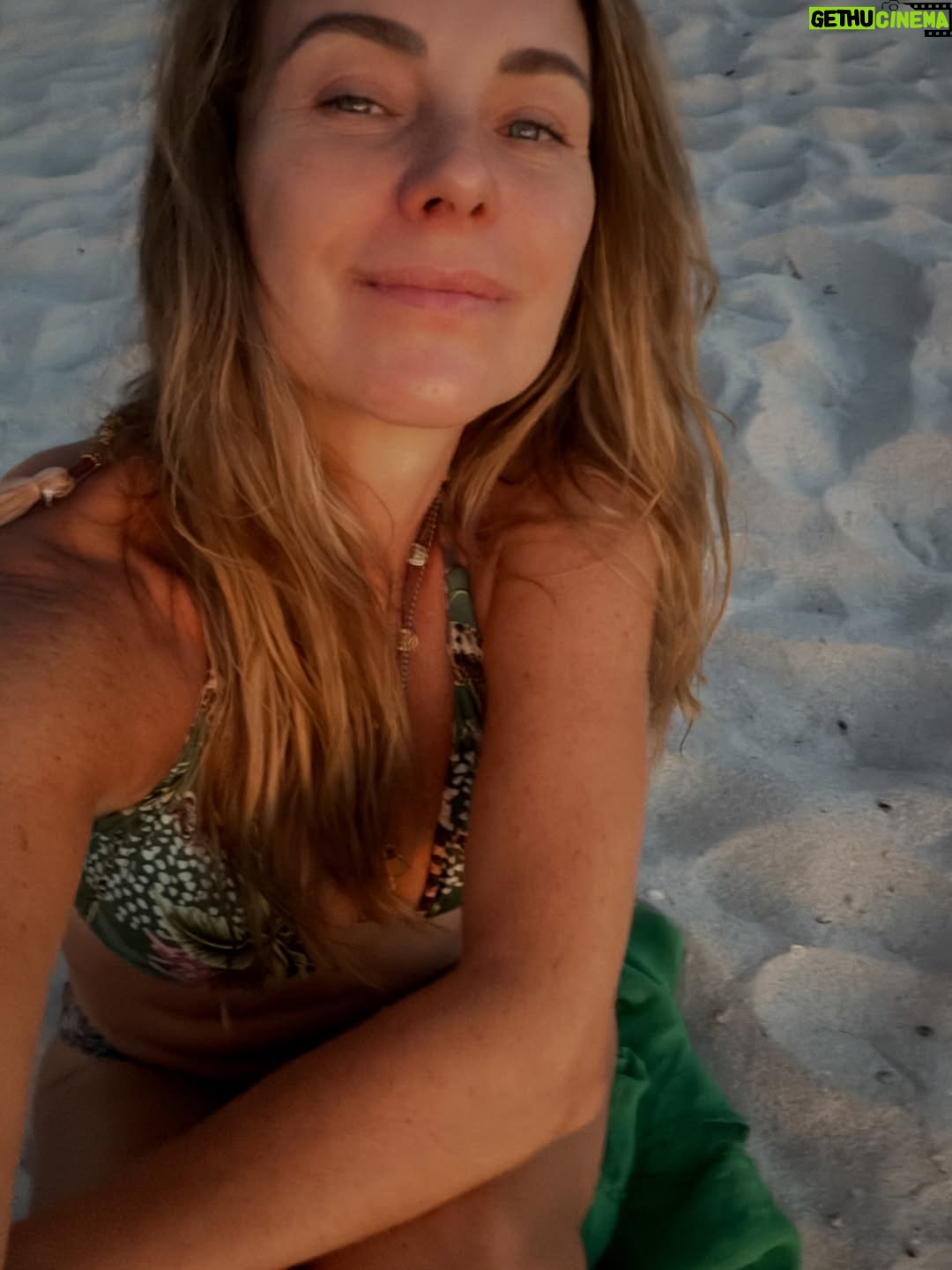 Dominika Paleta - 36.4K Likes - Les deseo un año  de crecimiento , transformación, y conexión. Por mas atardeceres brindando juntas, caminatas al amanecer. Por las  conversaciones largas, risas , amores, comidas lentas, saltos cuánticos y pies en la tierra.  Más amor y menos miedo.  Eso nos deseo a todos los seres humanos … buscar mas adentro que afuera. Y dar abrazos sin medir el tiempo.  Recibo este año confiando en la magia , con mis amores cerca y el corazón abierto. 💞 Feliz 2026 ✨  agradecida de estar en este paraíso que es La Paz. @hotelindigolapaz @puertacortesresort @golapaz 🐳 ☀️ 🌴💞