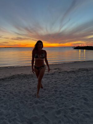 Dominika Paleta Instagram - Les deseo un aƱo de crecimiento , transformación, y conexión. Por mas atardeceres brindando juntas, caminatas al amanecer. Por las conversaciones largas, risas , amores, comidas lentas, saltos cuĆ”nticos y pies en la tierra. MĆ”s amor y menos miedo. Eso nos deseo a todos los seres humanos ⦠buscar mas adentro que afuera. Y dar abrazos sin medir el tiempo. Recibo este aƱo confiando en la magia , con mis amores cerca y el corazón abierto. š Feliz 2026 ⨠agradecida de estar en este paraĆso que es La Paz. @hotelindigolapaz @puertacortesresort @golapaz š³ āļø š“š
