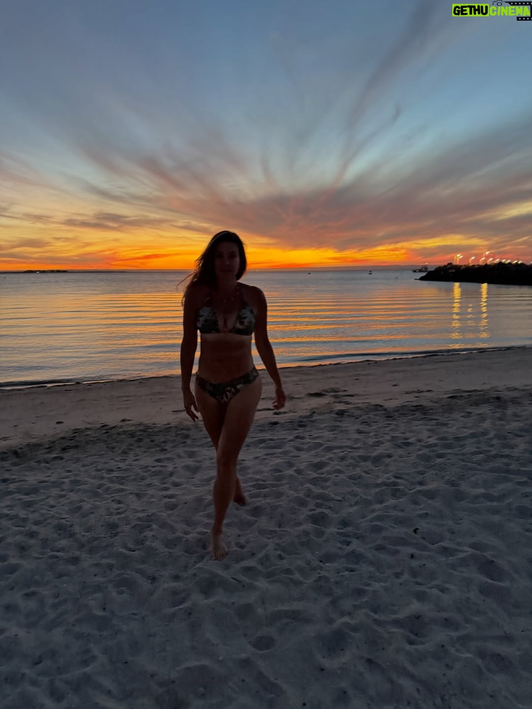 Dominika Paleta - 36.4K Likes - Les deseo un año  de crecimiento , transformación, y conexión. Por mas atardeceres brindando juntas, caminatas al amanecer. Por las  conversaciones largas, risas , amores, comidas lentas, saltos cuánticos y pies en la tierra.  Más amor y menos miedo.  Eso nos deseo a todos los seres humanos … buscar mas adentro que afuera. Y dar abrazos sin medir el tiempo.  Recibo este año confiando en la magia , con mis amores cerca y el corazón abierto. 💞 Feliz 2026 ✨  agradecida de estar en este paraíso que es La Paz. @hotelindigolapaz @puertacortesresort @golapaz 🐳 ☀️ 🌴💞