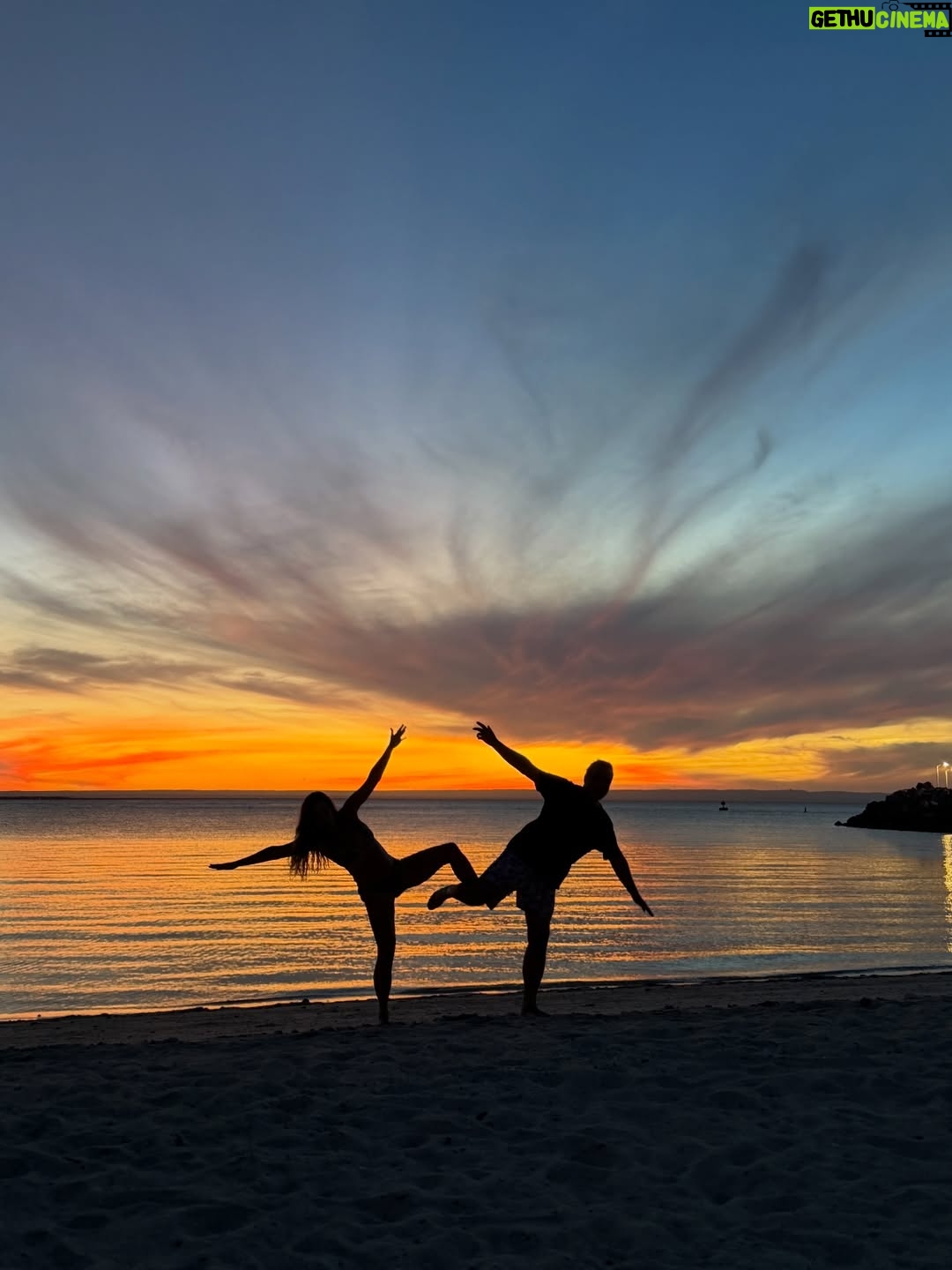 Dominika Paleta - 36.4K Likes - Les deseo un año  de crecimiento , transformación, y conexión. Por mas atardeceres brindando juntas, caminatas al amanecer. Por las  conversaciones largas, risas , amores, comidas lentas, saltos cuánticos y pies en la tierra.  Más amor y menos miedo.  Eso nos deseo a todos los seres humanos … buscar mas adentro que afuera. Y dar abrazos sin medir el tiempo.  Recibo este año confiando en la magia , con mis amores cerca y el corazón abierto. 💞 Feliz 2026 ✨  agradecida de estar en este paraíso que es La Paz. @hotelindigolapaz @puertacortesresort @golapaz 🐳 ☀️ 🌴💞