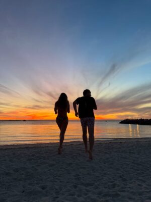 Dominika Paleta Instagram - Les deseo un aƱo de crecimiento , transformación, y conexión. Por mas atardeceres brindando juntas, caminatas al amanecer. Por las conversaciones largas, risas , amores, comidas lentas, saltos cuĆ”nticos y pies en la tierra. MĆ”s amor y menos miedo. Eso nos deseo a todos los seres humanos ⦠buscar mas adentro que afuera. Y dar abrazos sin medir el tiempo. Recibo este aƱo confiando en la magia , con mis amores cerca y el corazón abierto. š Feliz 2026 ⨠agradecida de estar en este paraĆso que es La Paz. @hotelindigolapaz @puertacortesresort @golapaz š³ āļø š“š
