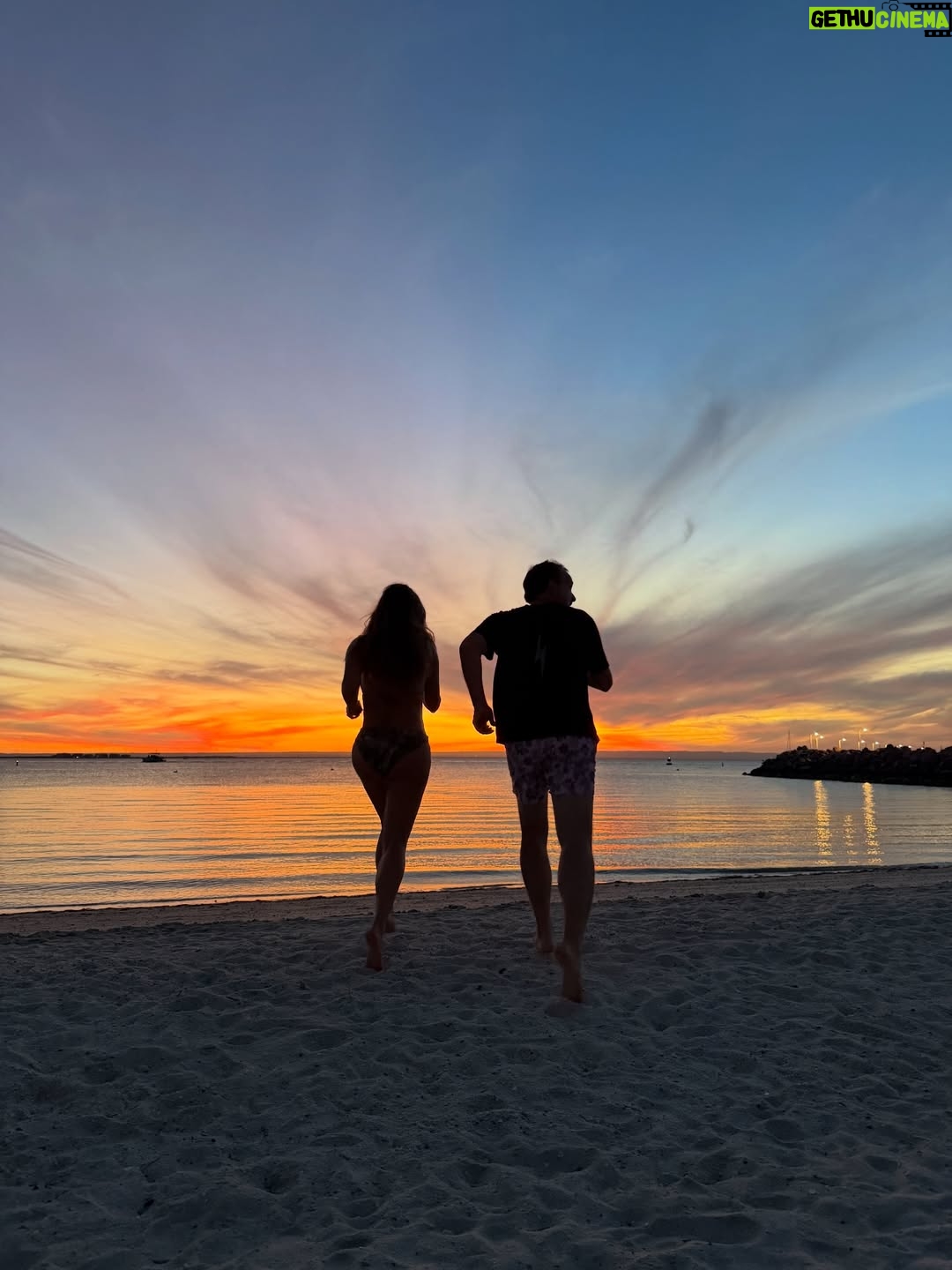 Dominika Paleta - 36.4K Likes - Les deseo un año  de crecimiento , transformación, y conexión. Por mas atardeceres brindando juntas, caminatas al amanecer. Por las  conversaciones largas, risas , amores, comidas lentas, saltos cuánticos y pies en la tierra.  Más amor y menos miedo.  Eso nos deseo a todos los seres humanos … buscar mas adentro que afuera. Y dar abrazos sin medir el tiempo.  Recibo este año confiando en la magia , con mis amores cerca y el corazón abierto. 💞 Feliz 2026 ✨  agradecida de estar en este paraíso que es La Paz. @hotelindigolapaz @puertacortesresort @golapaz 🐳 ☀️ 🌴💞