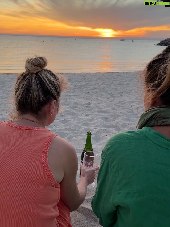 Dominika Paleta - 36.4K Likes - Les deseo un año  de crecimiento , transformación, y conexión. Por mas atardeceres brindando juntas, caminatas al amanecer. Por las  conversaciones largas, risas , amores, comidas lentas, saltos cuánticos y pies en la tierra.  Más amor y menos miedo.  Eso nos deseo a todos los seres humanos … buscar mas adentro que afuera. Y dar abrazos sin medir el tiempo.  Recibo este año confiando en la magia , con mis amores cerca y el corazón abierto. 💞 Feliz 2026 ✨  agradecida de estar en este paraíso que es La Paz. @hotelindigolapaz @puertacortesresort @golapaz 🐳 ☀️ 🌴💞