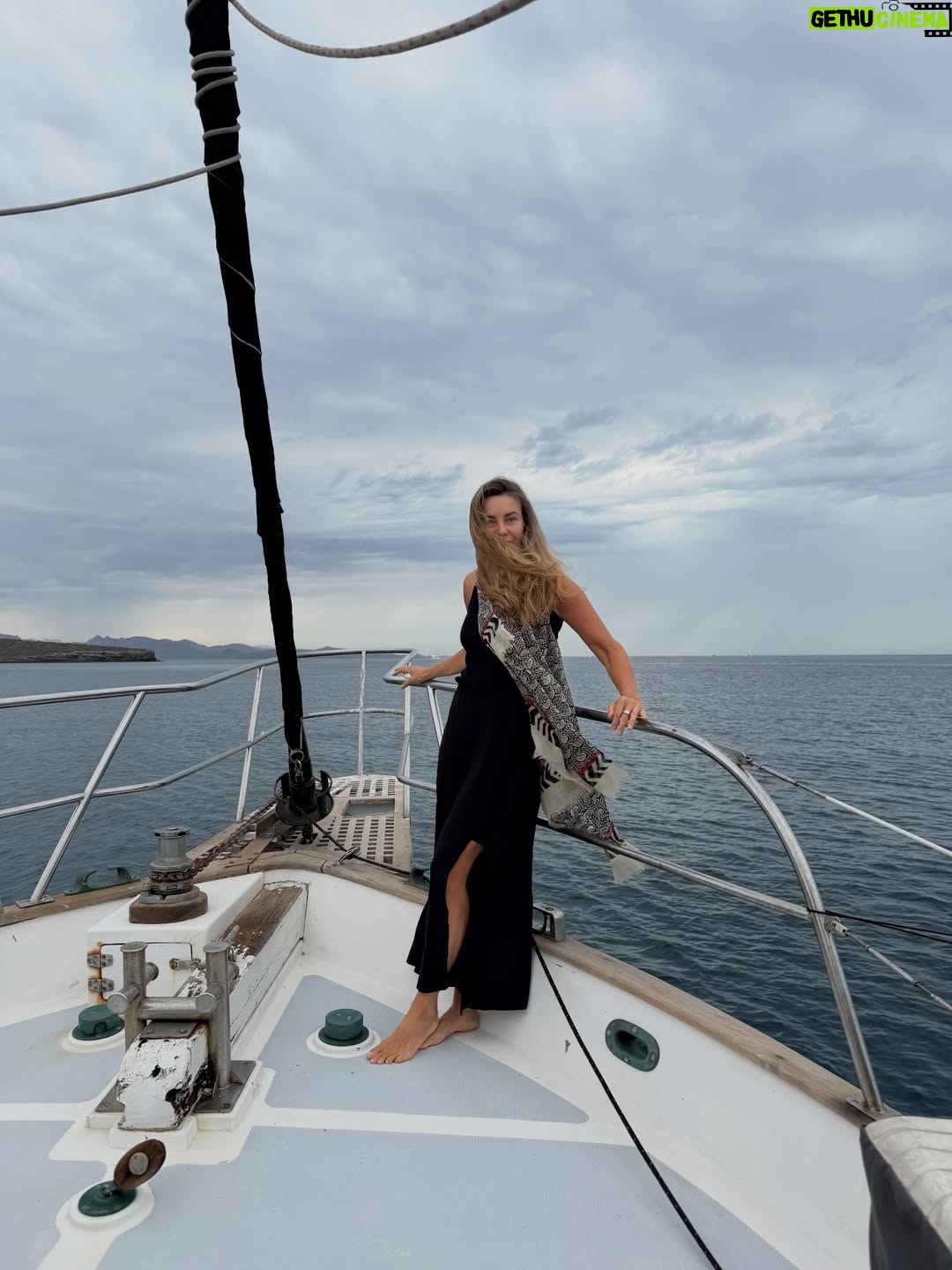 Dominika Paleta - 36.4K Likes - Les deseo un año  de crecimiento , transformación, y conexión. Por mas atardeceres brindando juntas, caminatas al amanecer. Por las  conversaciones largas, risas , amores, comidas lentas, saltos cuánticos y pies en la tierra.  Más amor y menos miedo.  Eso nos deseo a todos los seres humanos … buscar mas adentro que afuera. Y dar abrazos sin medir el tiempo.  Recibo este año confiando en la magia , con mis amores cerca y el corazón abierto. 💞 Feliz 2026 ✨  agradecida de estar en este paraíso que es La Paz. @hotelindigolapaz @puertacortesresort @golapaz 🐳 ☀️ 🌴💞