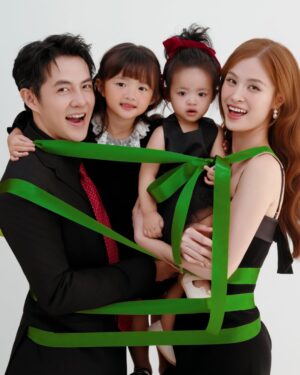 Dong Nhi Instagram - Dear Santa ThįŗÆng š
š»,
We love you šā¤ļø
#nhithangfamily