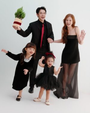 Dong Nhi Instagram - Dear Santa ThįŗÆng š
š»,
We love you šā¤ļø
#nhithangfamily