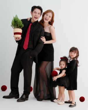 Dong Nhi Instagram - Dear Santa ThįŗÆng š
š»,
We love you šā¤ļø
#nhithangfamily