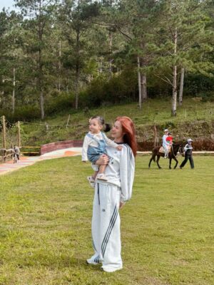 Dong Nhi Instagram - Dịp cuối năm nào cũng phải tự thưởng cho gia đình nhỏ một chuyến đi vui vẻ và ngập tràn tiếng cười bên nhau 🥳🥳❤️❤️

#nhithangfamily