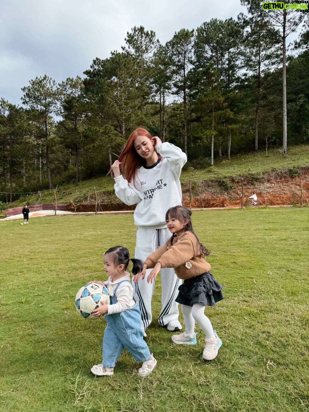 Dong Nhi - 12.1K Likes - Dịp cuối năm nào cũng phải tự thưởng cho gia đình nhỏ một chuyến đi vui vẻ và ngập tràn tiếng cười bên nhau 🥳🥳❤️❤️

#nhithangfamily