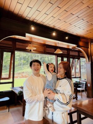 Dong Nhi Instagram - Dį»p cuį»i nÄm nĆ o cÅ©ng phįŗ£i tį»± thʰį»ng cho gia ÄƬnh nhį» mį»t chuyįŗæn Äi vui vįŗ» vĆ ngįŗp trĆ n tiįŗæng cʰį»i bĆŖn nhau š„³š„³ā¤ļøā¤ļø
#nhithangfamily