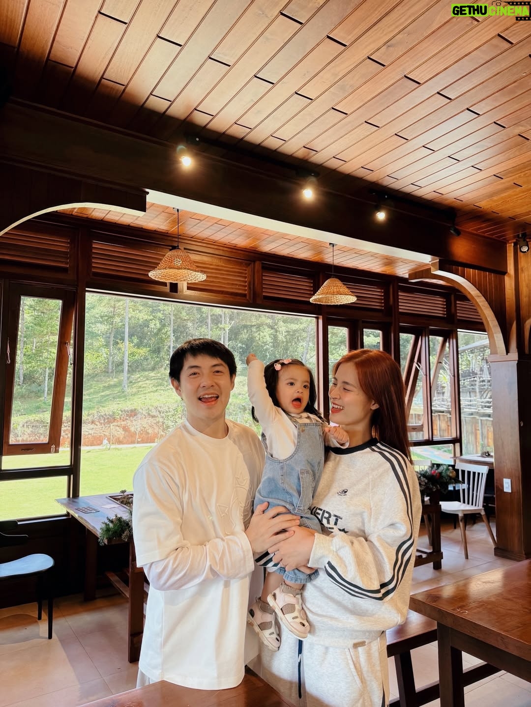 Dong Nhi - 12.1K Likes - Dịp cuối năm nào cũng phải tự thưởng cho gia đình nhỏ một chuyến đi vui vẻ và ngập tràn tiếng cười bên nhau 🥳🥳❤️❤️

#nhithangfamily