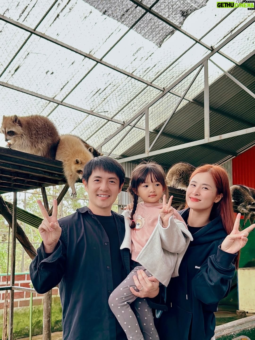 Dong Nhi - 12.1K Likes - Dịp cuối năm nào cũng phải tự thưởng cho gia đình nhỏ một chuyến đi vui vẻ và ngập tràn tiếng cười bên nhau 🥳🥳❤️❤️

#nhithangfamily