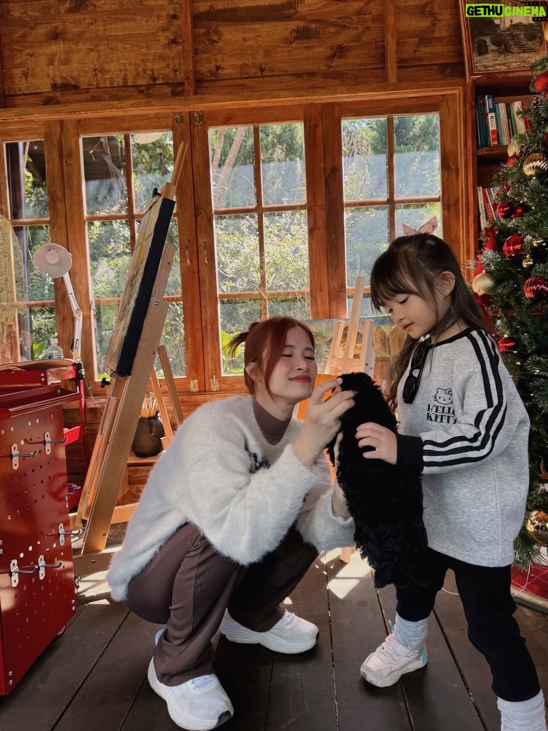 Dong Nhi - 12.1K Likes - Dịp cuối năm nào cũng phải tự thưởng cho gia đình nhỏ một chuyến đi vui vẻ và ngập tràn tiếng cười bên nhau 🥳🥳❤️❤️

#nhithangfamily