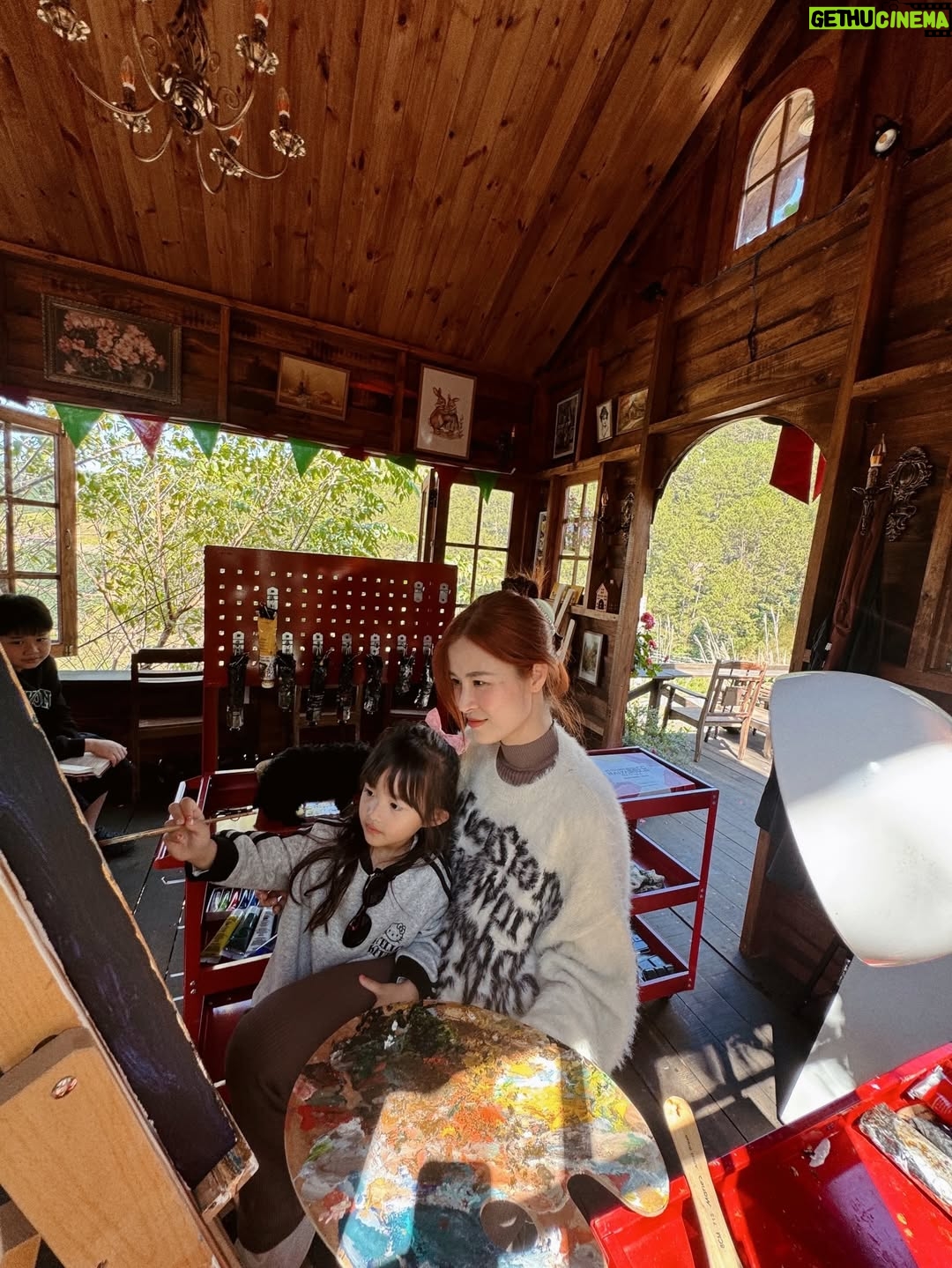 Dong Nhi - 12.1K Likes - Dịp cuối năm nào cũng phải tự thưởng cho gia đình nhỏ một chuyến đi vui vẻ và ngập tràn tiếng cười bên nhau 🥳🥳❤️❤️

#nhithangfamily
