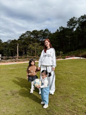 Dong Nhi Instagram - Dį»p cuį»i nÄm nĆ o cÅ©ng phįŗ£i tį»± thʰį»ng cho gia ÄƬnh nhį» mį»t chuyįŗæn Äi vui vįŗ» vĆ ngįŗp trĆ n tiįŗæng cʰį»i bĆŖn nhau š„³š„³ā¤ļøā¤ļø
#nhithangfamily