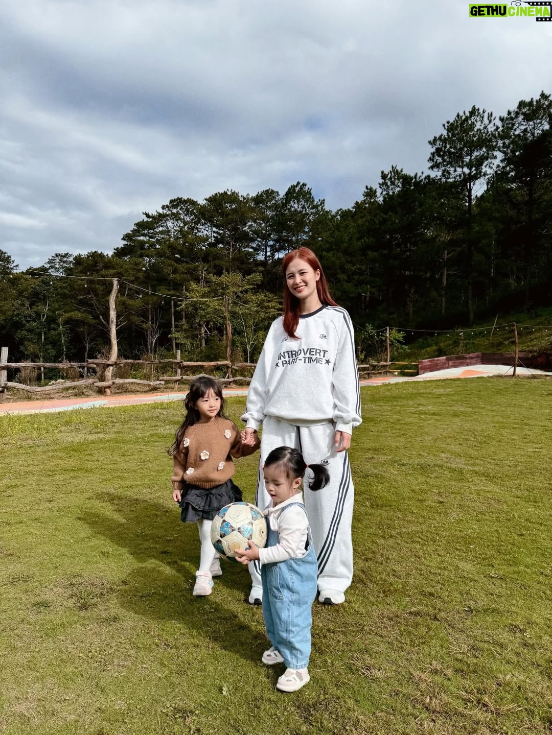 Dong Nhi - 12.1K Likes - Dịp cuối năm nào cũng phải tự thưởng cho gia đình nhỏ một chuyến đi vui vẻ và ngập tràn tiếng cười bên nhau 🥳🥳❤️❤️

#nhithangfamily