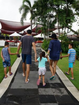 Donna Agnesia Instagram - 2016…✨
Wow, udah 10 tahun aja. Ada sedihnya, kehilangan, tapi banyak juga senangnya. Share yang happy2 aja yaa.
Most of all udah pasti bareng sama @dagnesia & kiddos 🤗❤️
Lio & Diego masih konsisten di bola. ⚽️
Tahun kedua merintis PH dan bikin web series perdana, yup @arya.saloka sebelum jadi Aldebaran 🤩
Pertama kali ajakin anak2 camping & road trip, dan masih banyak lagi… yaah di swipe aja yaa. 😊
#2016