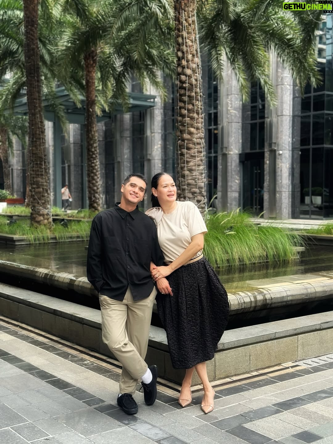 Donna Harun - 162.4K Likes - Anak soleh, sederhana dalam bersikap. Kalau ibu tlp langsung diangkat, kalau ibu wa langsung dibales. Today I’m celebrating my firtsborn, waktu yang terlihat indah dan istimewa untuk kita @rickyharun 🥰
Ibu loves you😘♥️