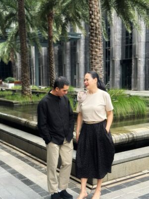 Donna Harun Instagram - Anak soleh, sederhana dalam bersikap. Kalau ibu tlp langsung diangkat, kalau ibu wa langsung dibales. Today Iām celebrating my firtsborn, waktu yang terlihat indah dan istimewa untuk kita @rickyharun š„°
Ibu loves youšā„ļø