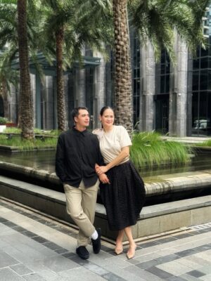 Donna Harun Instagram - Anak soleh, sederhana dalam bersikap. Kalau ibu tlp langsung diangkat, kalau ibu wa langsung dibales. Today Iām celebrating my firtsborn, waktu yang terlihat indah dan istimewa untuk kita @rickyharun š„°
Ibu loves youšā„ļø