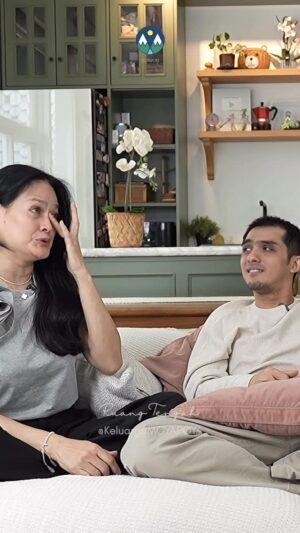 Donna Harun Instagram - Ketika Mama nangis..
#RuangTengah #KeluargaMOYAPOYA