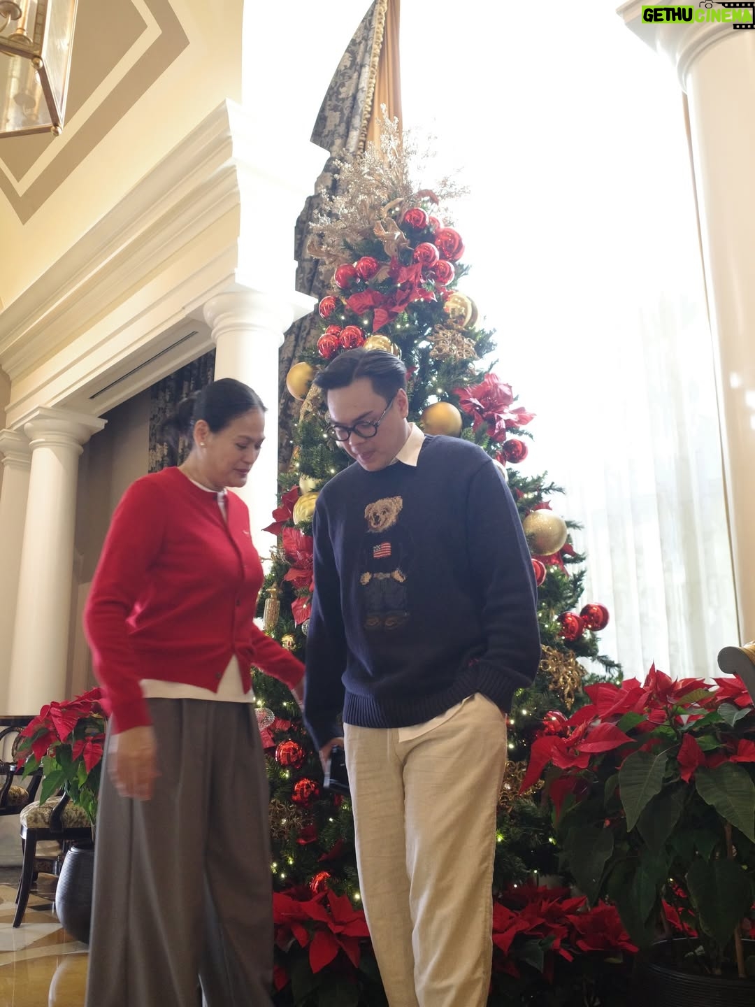 Donna Harun - 37.5K Likes - Auto foto dong di pohon natal untuk ucapain Selamat Natal untuk temen-temen yang merayakan🎄✨

Semoga damai Natal senantiasa selalu beserta kita semua🤍