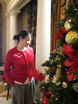 Donna Harun Instagram - Auto foto dong di pohon natal untuk ucapain Selamat Natal untuk temen-temen yang merayakanšāØ
Semoga damai Natal senantiasa selalu beserta kita semuaš¤