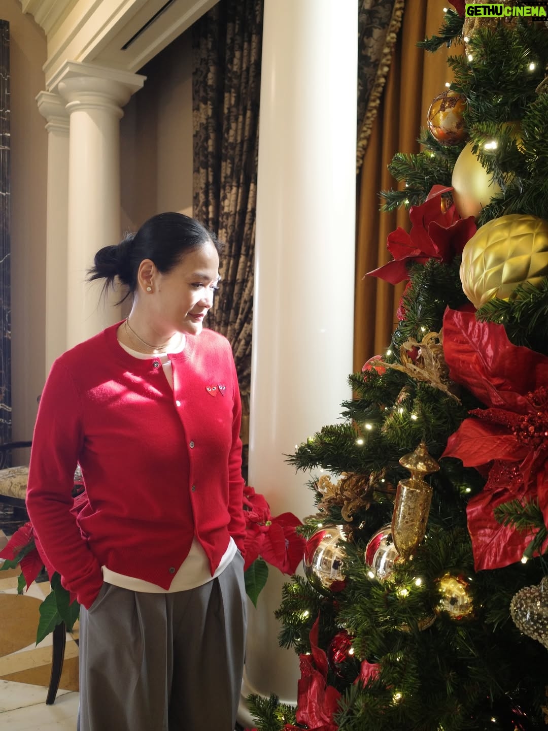 Donna Harun - 37.5K Likes - Auto foto dong di pohon natal untuk ucapain Selamat Natal untuk temen-temen yang merayakan🎄✨

Semoga damai Natal senantiasa selalu beserta kita semua🤍