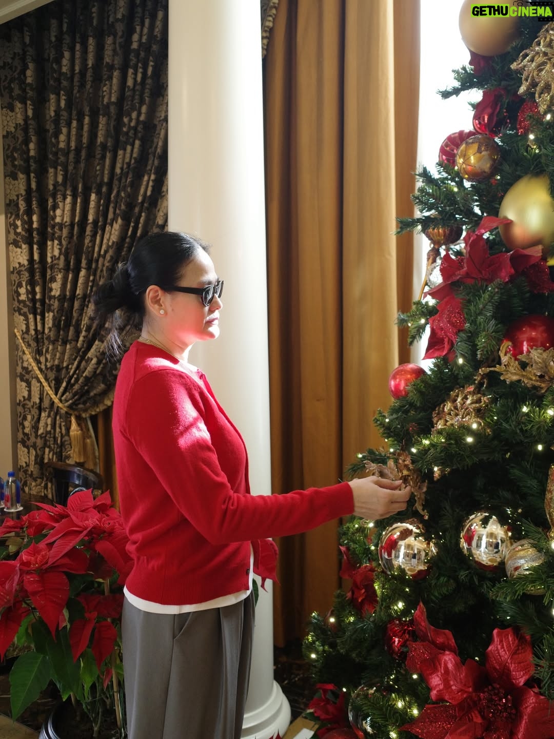 Donna Harun - 37.5K Likes - Auto foto dong di pohon natal untuk ucapain Selamat Natal untuk temen-temen yang merayakan🎄✨

Semoga damai Natal senantiasa selalu beserta kita semua🤍
