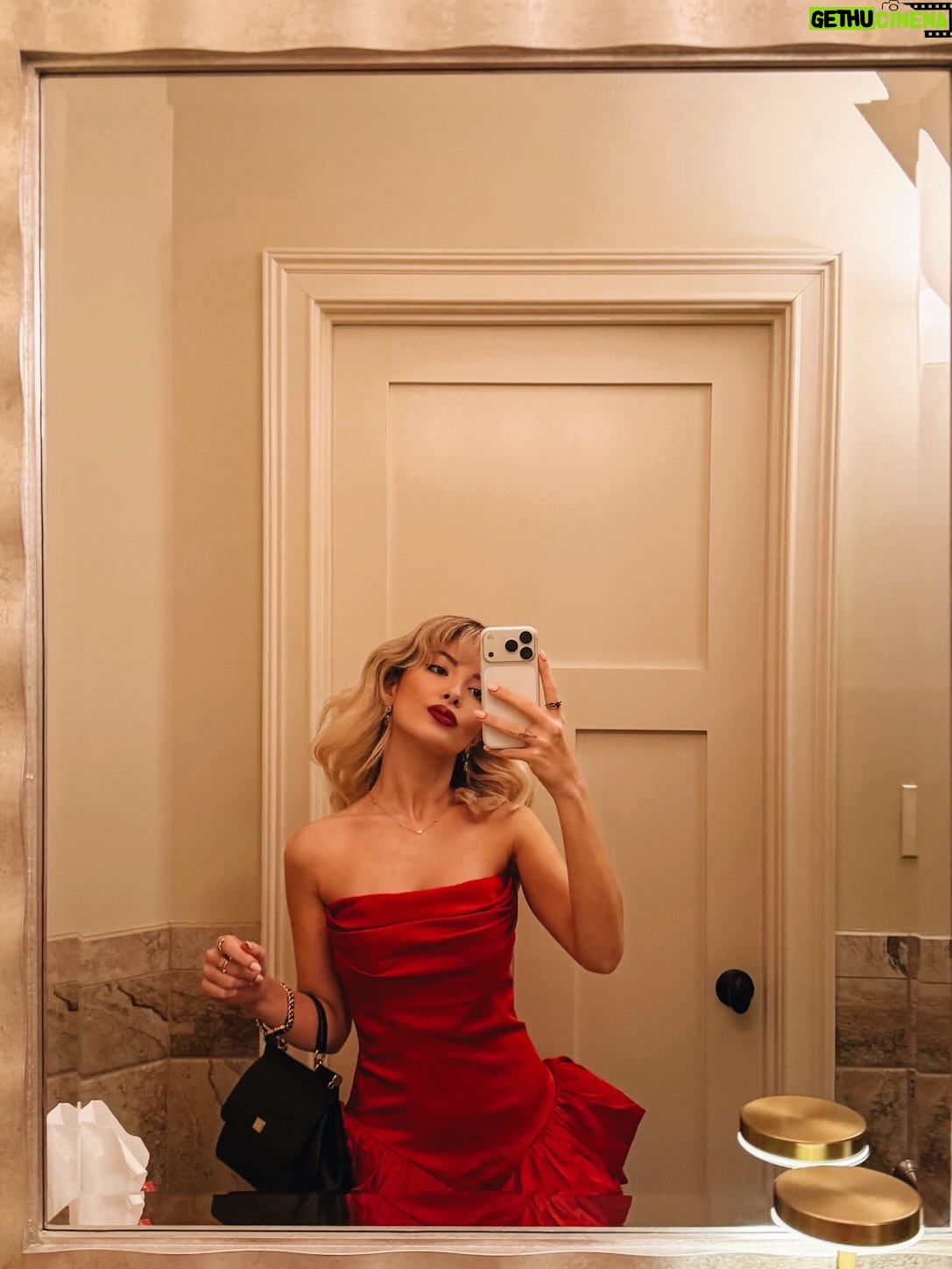 Donya Dadrasan - 3 Likes - A red bit of everything ❤️

Dress: @itsnbd 
Shoes: @tonybianco