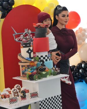 Donya Jahanbakht Instagram - تولد سه سالگيت مبارك آرتامم♥️با تو من خوشبخت ترينم♥️ @artam 
ورق بزنيد 
#birthday