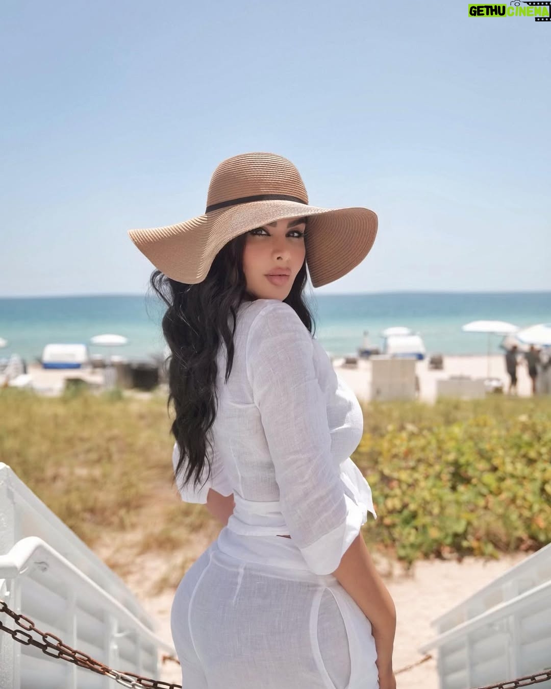 Donya Jahanbakht - 395.1K Likes - 🥱😴♥️ورق بزن فالوور عزيزم
