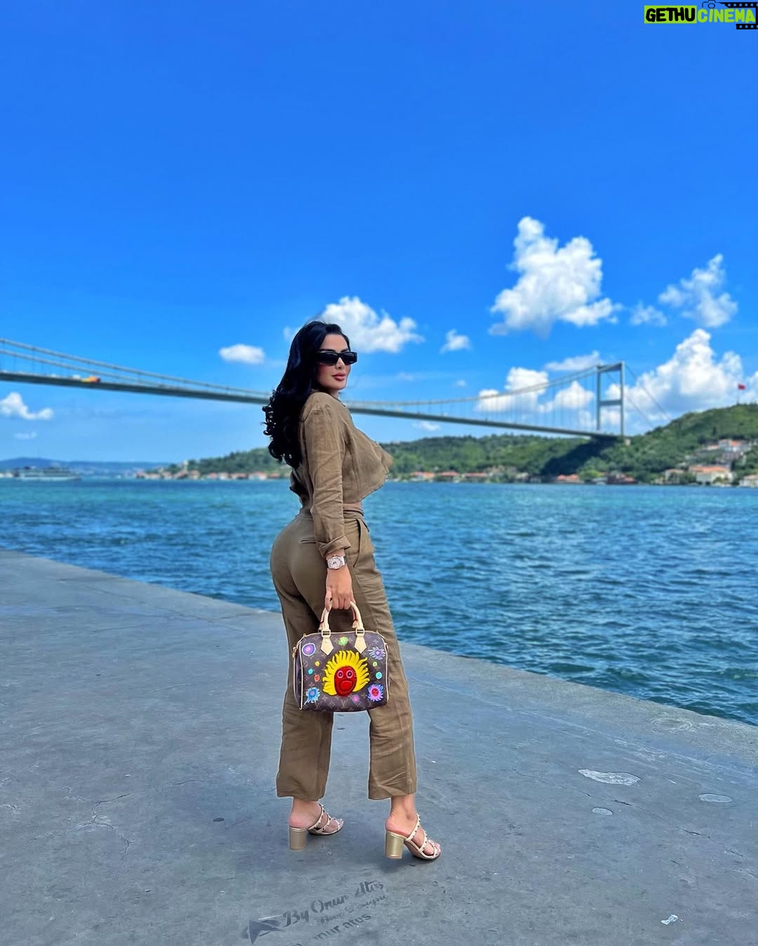 Donya Jahanbakht - 345.7K Likes - #istanbul you are Sooo beautiful🌁🌉