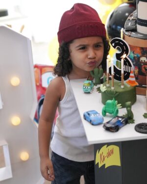 Donya Jahanbakht Instagram - تولد سه سالگيت مبارك آرتامم♥️با تو من خوشبخت ترينم♥️ @artam 
ورق بزنيد 
#birthday