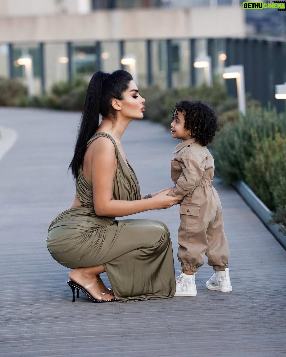Donya Jahanbakht - 539.6K Likes - مردِ كوچك زندگيم،ميدونستيد اولين زنى كه پسرا عاشقشون ميشن مامانشونه؟ورق بزن🥹❤️ @artam