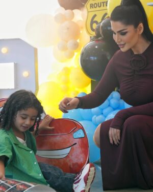 Donya Jahanbakht Instagram - تولد سه سالگيت مبارك آرتامم♥️با تو من خوشبخت ترينم♥️ @artam 
ورق بزنيد 
#birthday