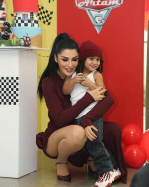 Donya Jahanbakht Instagram - تولد سه سالگيت مبارك آرتامم♥️با تو من خوشبخت ترينم♥️ @artam 
ورق بزنيد 
#birthday