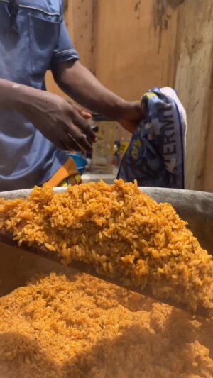 Doris Simeon Instagram - The Best Party Jollof And Fried Rice ever with Chef David’s Table…. Can visualize it and feel the taste.., #Jollof #jollofrice #fried #cook #food #chefdavidstable