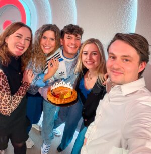 Dorothee Dauwe Instagram - Driekoningen vieren met een Krab, een Eenhoorn, een Bambi, een Chinchilla en een Maarten! 🤩😆 #vtmthemaskedsinger